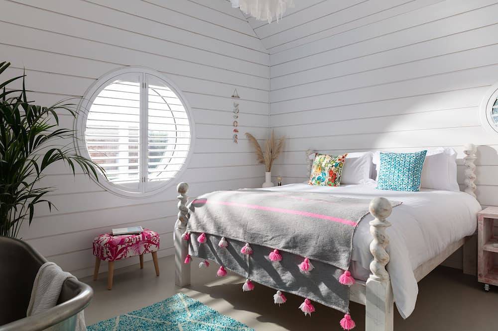 Luxury 2 Bed Beach House - Hot Tub, Sauna, Next to Beach in Gwithian, Cornwall