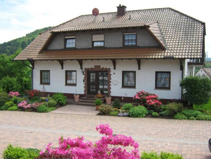 Apartamento entero, Apartamento 'Sonnenblick - Fewo 1' con balcón y Wi-Fi in Fischbach bei Dahn, Landkreis Südwestpfalz