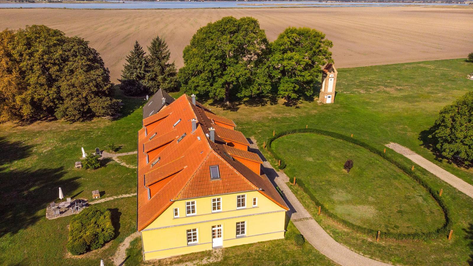 Ganze Wohnung, Ferienwohnung 'Gut Rattelvitz - Parterre Mitte' mit Meerblick, privater Terrasse und Wlan in Gingst, Rügen