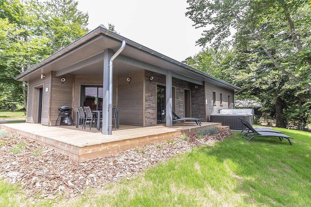Luxury Lodge Near Golf Course with Private Jacuzzi and Spa Access in Le Chambon-sur-Lignon in Le Chambon-sur-Lignon, Massif Central