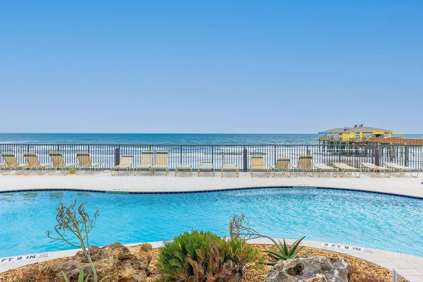 Ganze Wohnung, Tropical Palms   Partial Ocean View  Pool  Hot Tub in Daytona Beach Shores, Florida
