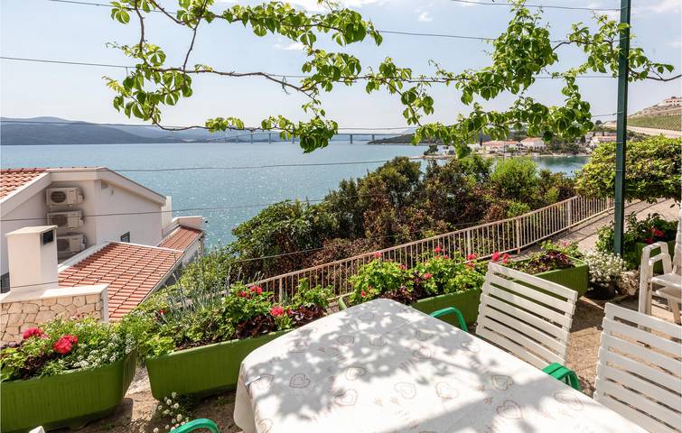 Ganze Ferienwohnung, Gemütliche Wohnung mit Terrasse, WLAN und Parkplatz, 1,5 km vom Strand entfernt in Klek, Dubrovnik-Neretva