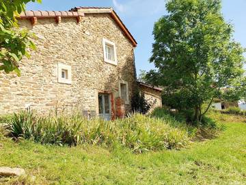 Gîte pour 4 personnes, avec jardin et vue, adapté aux familles à Blesle