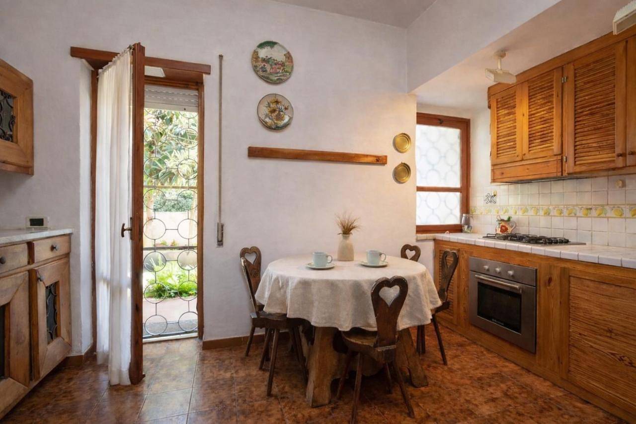 Villa summertime walking distance from the sea with garden in Fregene, Fiumicino