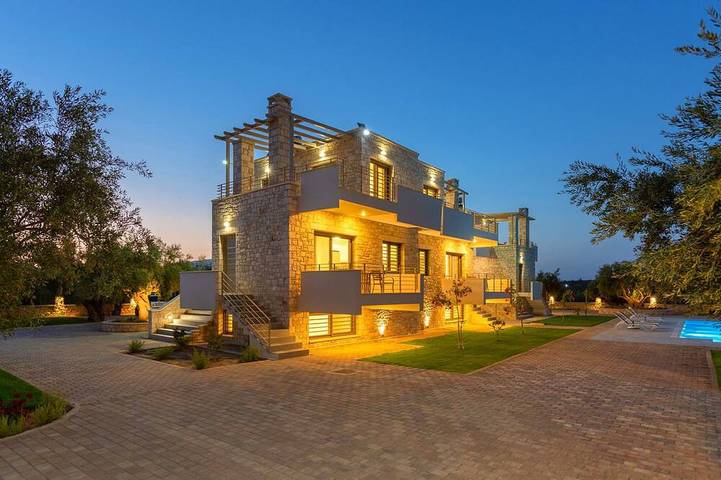 Chalet para 6 personas, con piscina además de balcón y jardín en Arcadia
