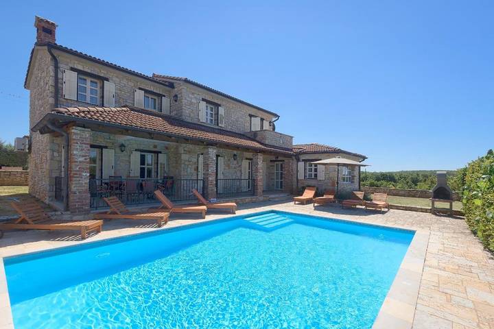 Villa pour 8 personnes, avec Balcon et Terrasse ainsi que Jardin et Piscine à Barat
