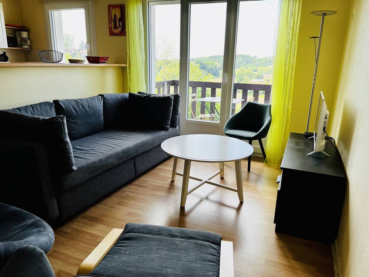 Entire apartment, Charming peaceful T2 with terrace, parking, and internet in Cambo-les-Bains in Cambo-les-Bains, Bayonne region