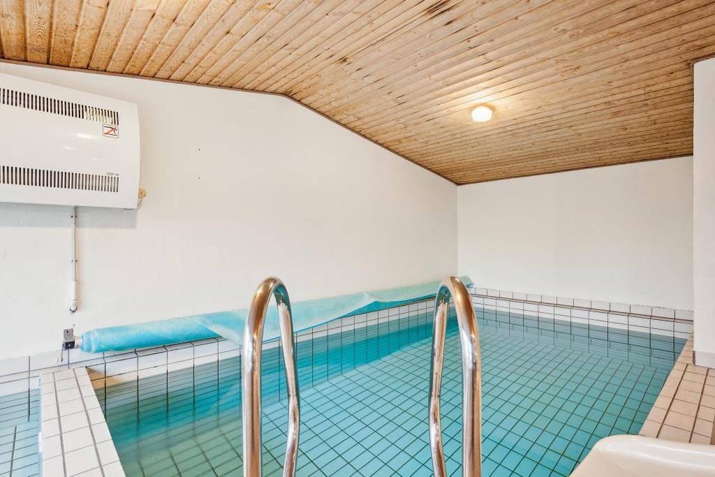 Spacious and inviting pool house with spa, sauna, rooftop terrace and room for the whole family – just 300 metres from the water and close to Ebeltoft’s beaches, forest and harbour. in Øerne, Ebeltoft