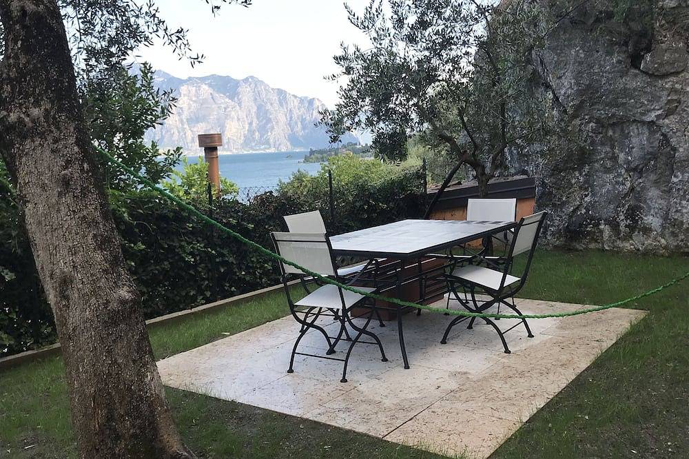 Entire apartment, Romantic Super Price Apartment from September 6 to 13 🅿️x car lake view. in Cassone di Malcesine, Malcesine
