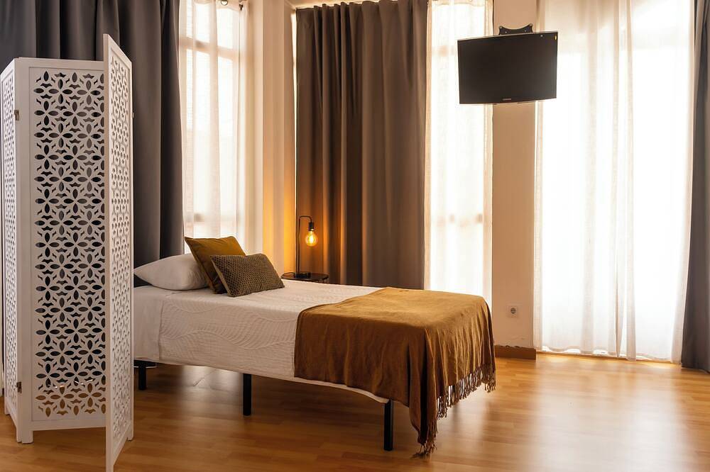 Central Guesthouse - Triple room with private bathroom in São Miguel Island, Ponta Delgada