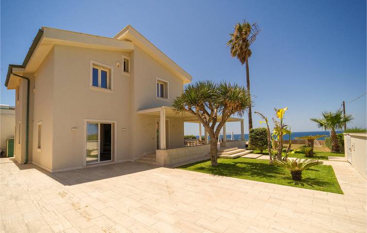 Ferienhaus für 9 Personen, mit Terrasse und Pool - 1