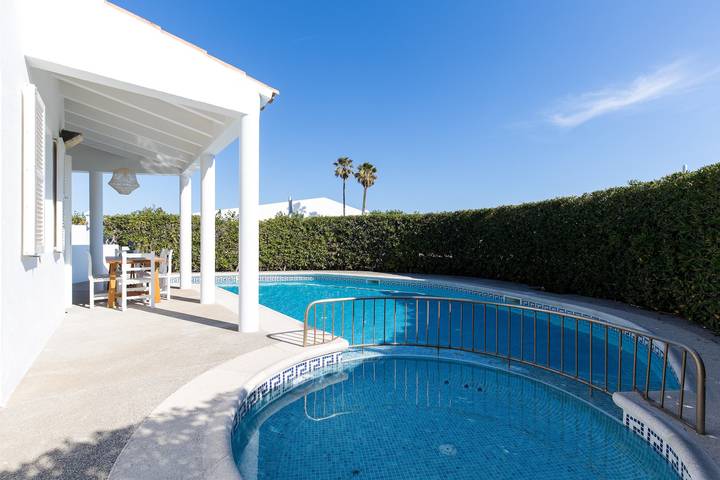 Air-Conditioned Holiday Home on the Beach with Pool, Terraces & Wi-Fi in Son Xoriguer, Ciutadella