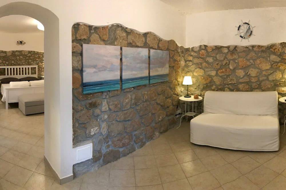 Apartamento entero, Circeii, apartamento con dormitorio, salón y exterior con bañera. in San Felice Circeo, Agro Pontino