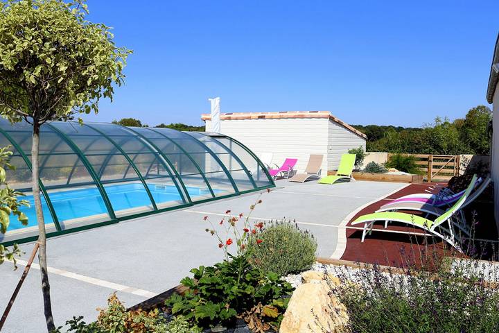Location de vacances pour 12 personnes, avec jardin ainsi que terrasse et piscine à Mervent