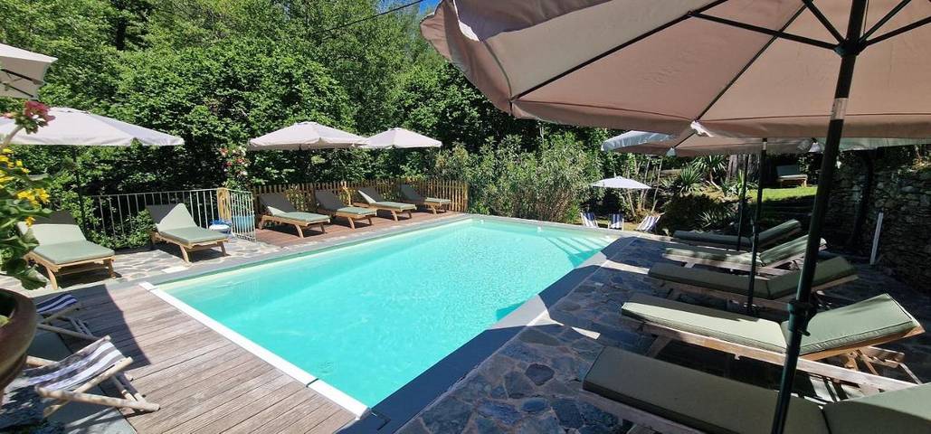 Location de vacances pour 4 personnes, avec piscine ainsi que vue et jardin à Ortiporio