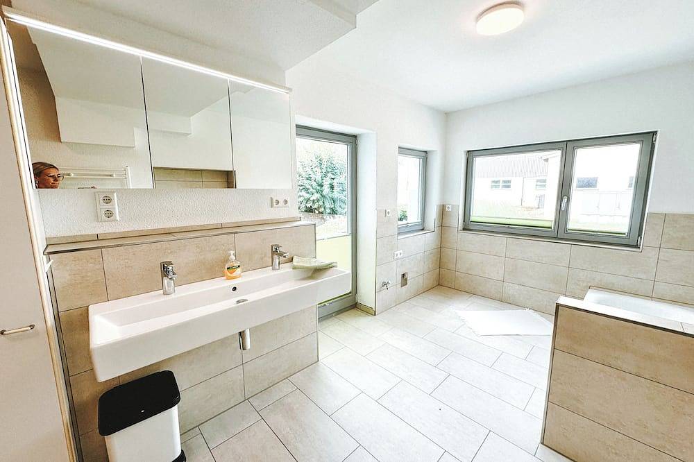 Ganze Wohnung, Neu: Großzügige Suite mit eigener Terrasse | 10 min von Rothenburg ob der Tauber in Schrozberg, Taubertal