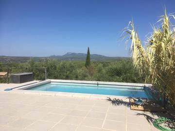 Chambre d’hôte pour 2 personnes, avec jardin ainsi que piscine et vue à Carcès