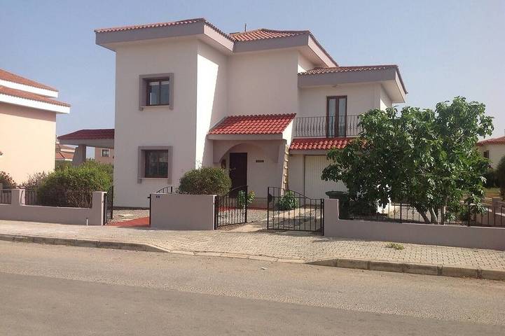 Villa for 8 people, with balcony and pool as well as garden in Northern Cyprus