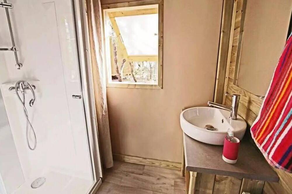 Flower Camping Les Paludiers **** - Sweetflower on pilingis Premium 43m2 (2 bedrooms) including terrace 11m2 + Tv + sheets and towels 5 people in Batz-sur-Mer, Côte d'Amour