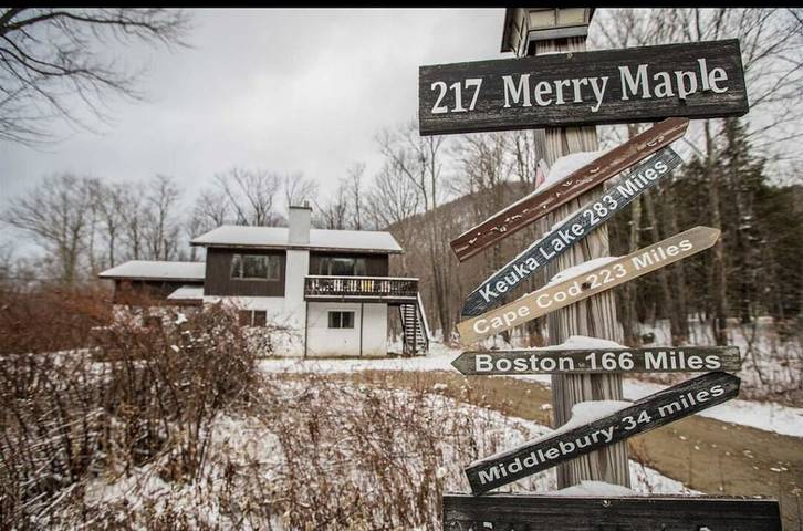 Vacation home for 15 people, with balcony and yard in Vermont