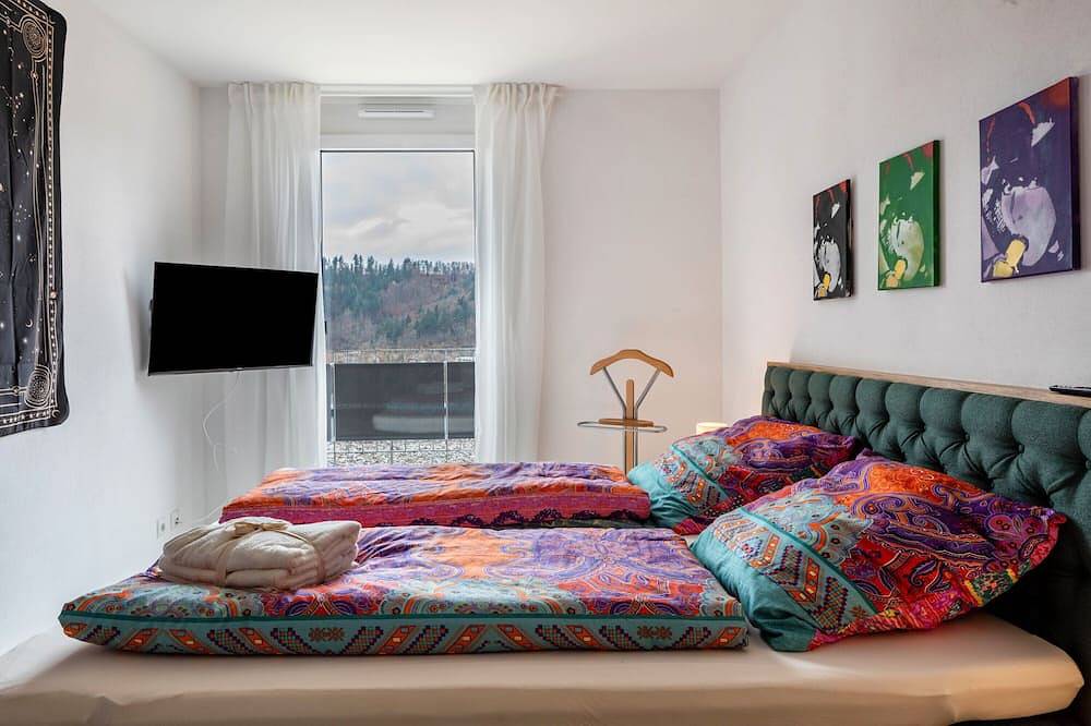 Ganze Wohnung, Ferienwohnung 'Felsenkeller 16' mit toller Aussicht ins Tal, privater Terrasse und Wi-Fi in Waldkirch, Südschwarzwald