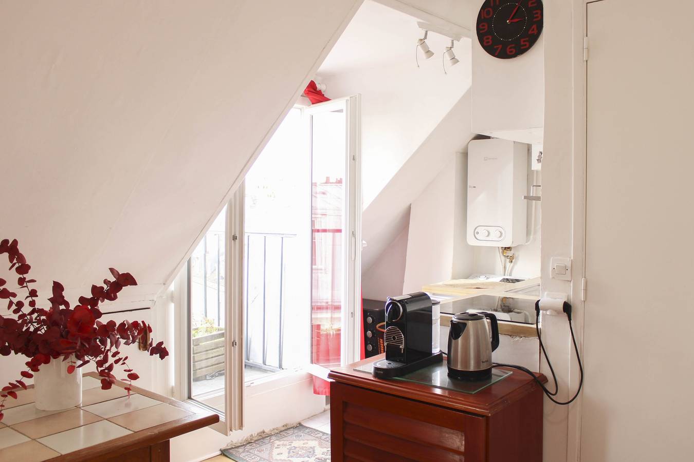 Appartamento intero, Apartment with balcony under the roofs of Paris in 3rd Arrondissement, Parigi