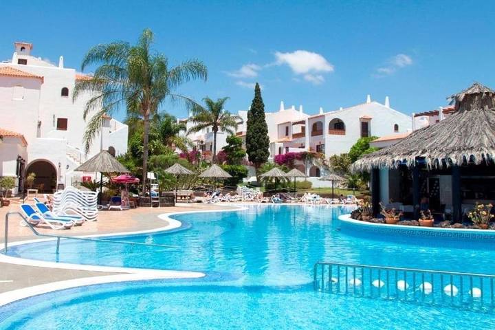Apartmenthotel für 8 Personen, mit Kinderpool und Garten sowie Pool und Ausblick - 1