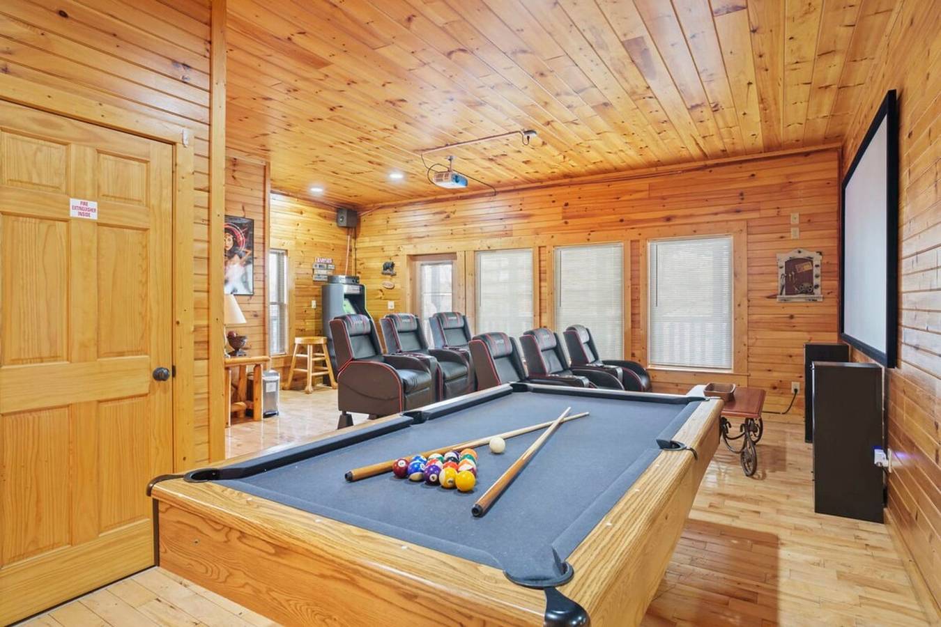 Entire studio, Stunning Mountain Cabin w/ Hot tub in Gatlinburg, Sevier County