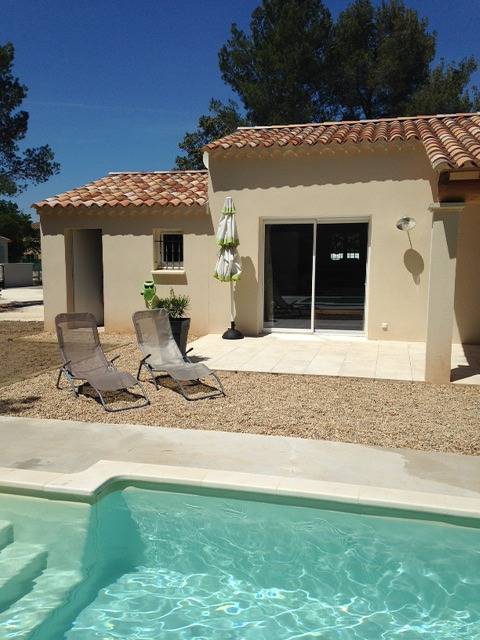 Location de vacances pour 8 personnes, avec piscine ainsi que terrasse et jardin à Pernes-les-Fontaines - 2