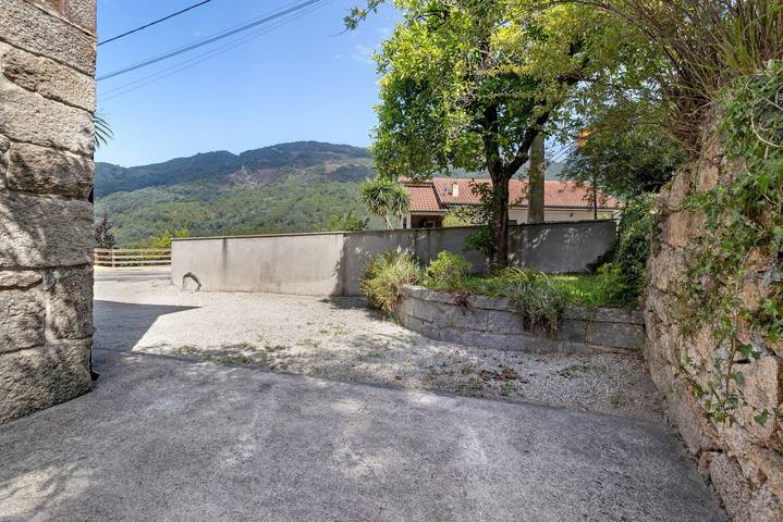 Appartement entier, Appartement "E" avec vue sur la montagne, Wi-Fi et climatisation in Vilar da Veiga, Gerês