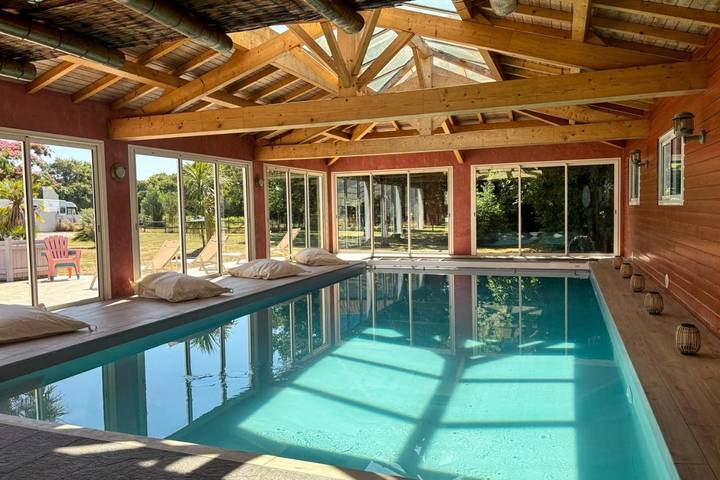 Maison de vacances pour 14 personnes, avec Jacuzzi et Terrasse ainsi que Jardin et Piscine à Landevieille