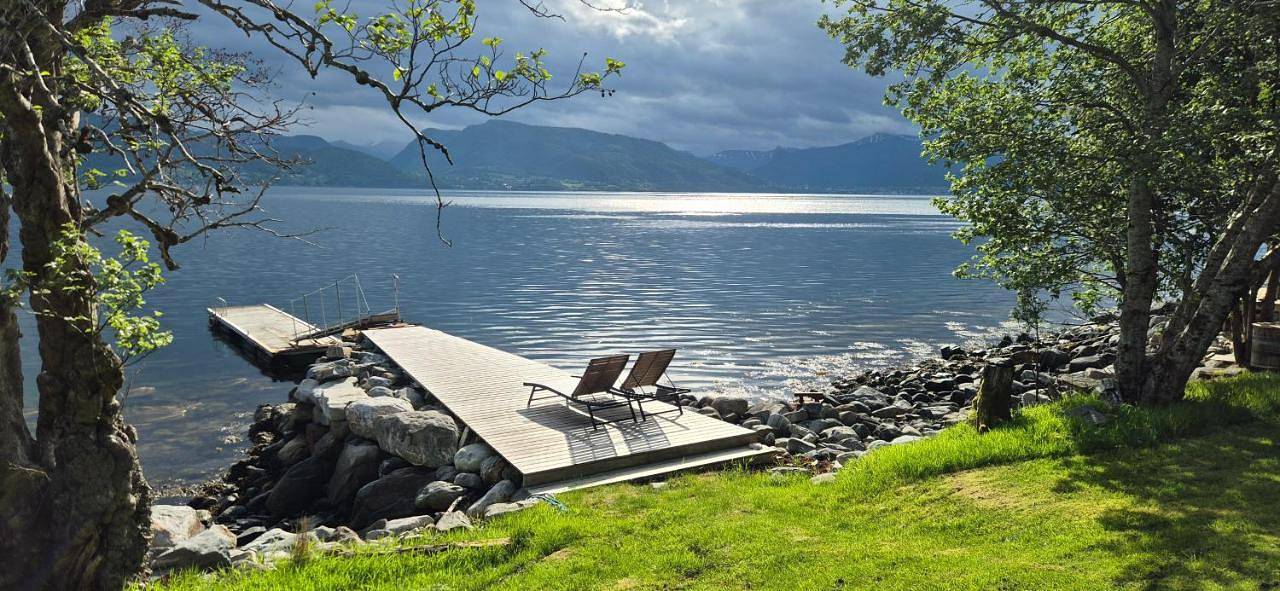 Cosy chalet, 100m2 with fjordview! in Lauvstad, Volda