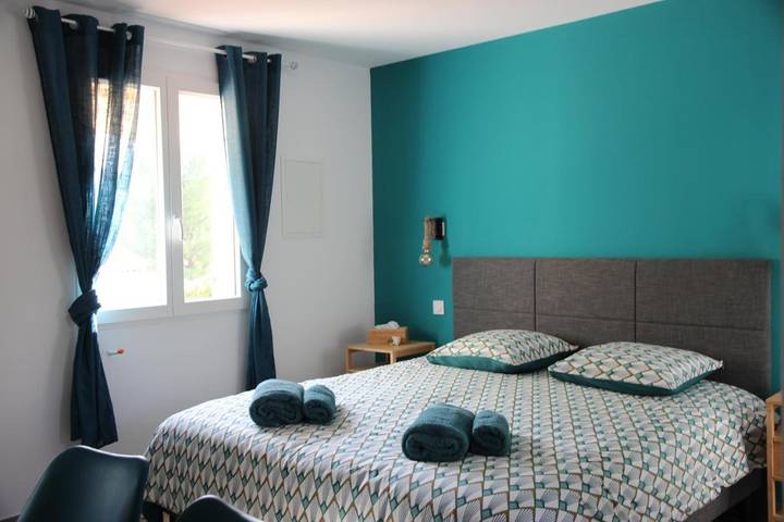 Gîte pour 2 personnes, avec vue ainsi que jardin et piscine à Cuges-les-Pins - 2