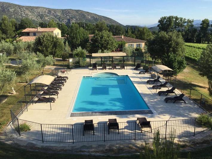 Location de vacances pour 10 personnes, avec vue et jardin ainsi que sauna et piscine à Malaucène