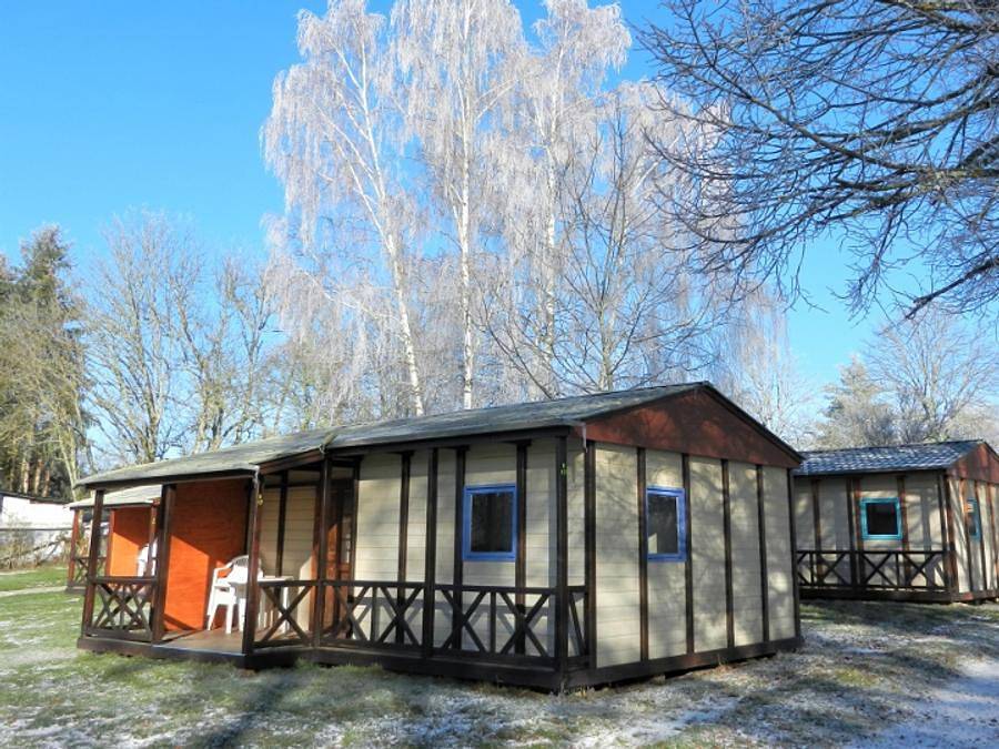 Camping du Colombier - Bungalow 6 personnes - Bungalow - 2 ch - D in Loubeyrat, Parc naturel régional des Volcans d'Auvergne