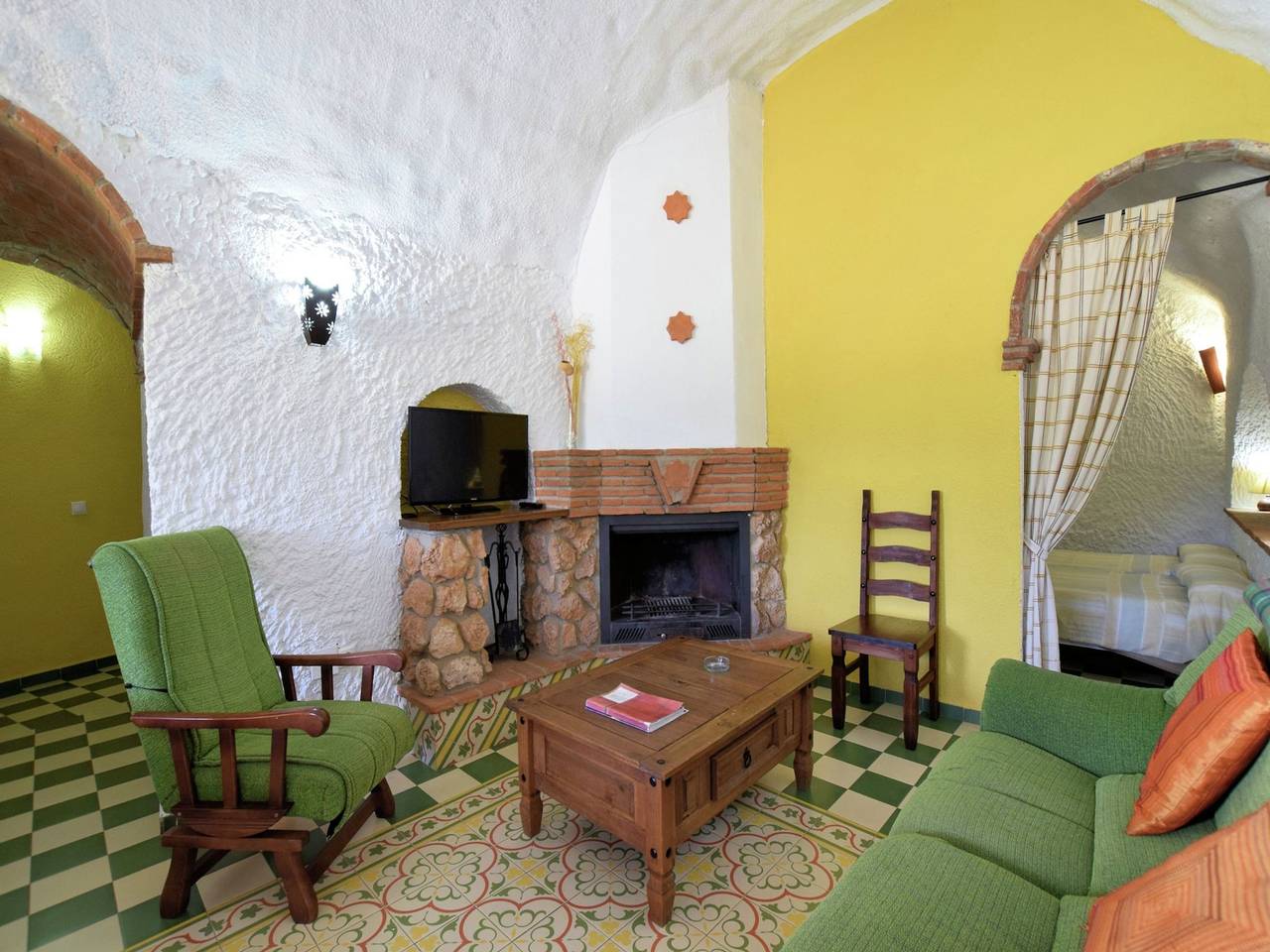 Cave house with private terrace on a small complex in El Bejarín, Guadix