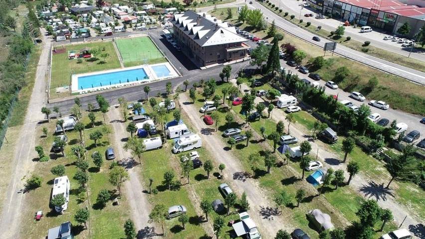 Apartamento para 2 personas, con Terraza además de Jardín y Piscina en Sabiñánigo