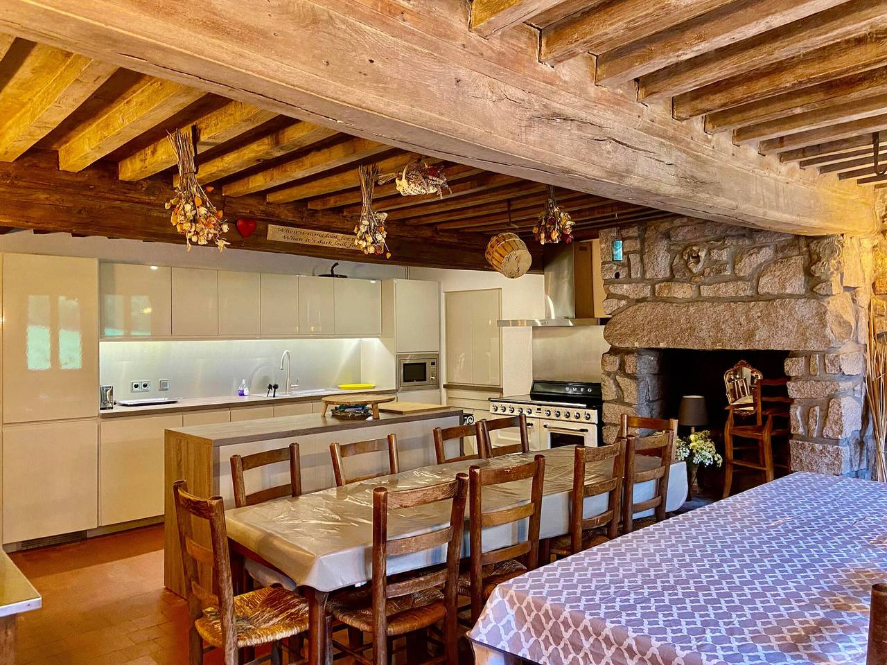 Countryside Retreat, 11 Bedrooms, Private Lake, Wifi, Pets Allowed in Quarré-les-Tombes, Morvan Regional Nature Park