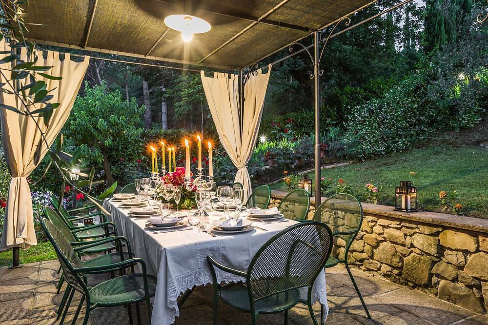 Alleinstehendes Ferienhaus mit W-Lan, Klimaanlage, Whirlpool, privatem Pool, Tv, Innenhof in Monterchi, Valtiberina