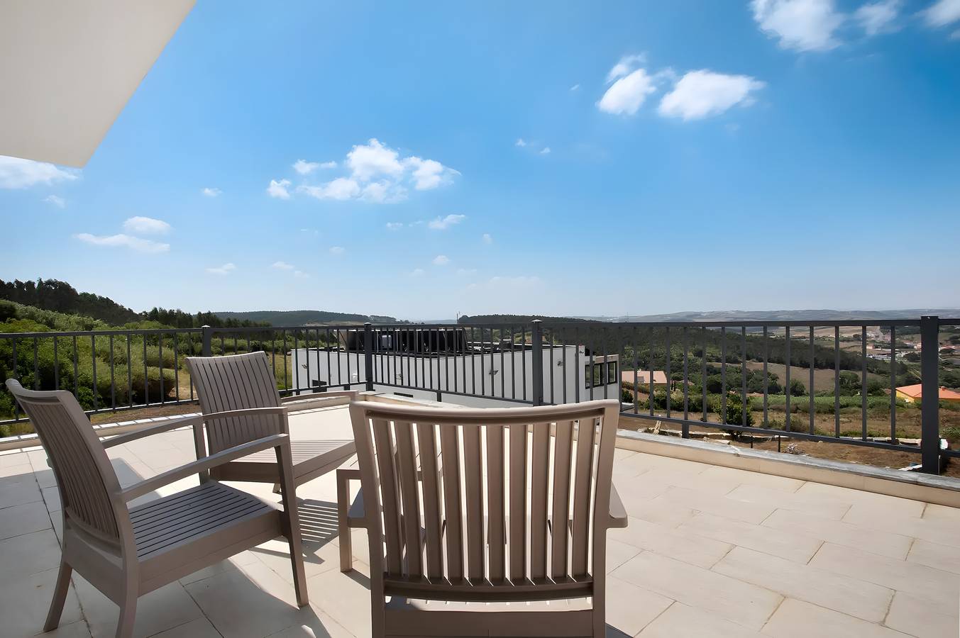 Villa complète 'Breeze Retreat' avec vue sur la montagne, piscine partagée et accès Wi-Fi in Lourinhã, District de Lisbonne