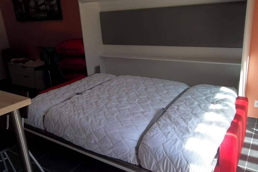 Ganze Wohnung, Large Studio (26m2) and large terrace (14m2) 50m from the sea and beach in La Capte, Hyeres