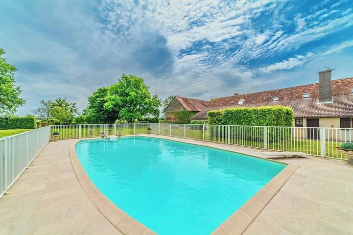 Location de vacances pour 8 personnes, avec jardin à Gueugnon