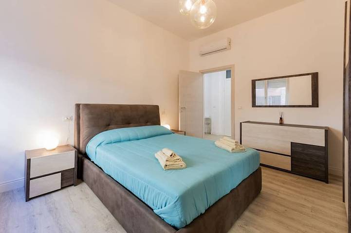 Ganze Wohnung, GuestHost - Modernes 85 qm Apartment im ersten Stock mit Aufzug (Zugang über Treppen) perfekt für 4 Personen. Im Herzen von Pescara, nur 10 Meter vom Corso Vittorio Emanuele und 7 Gehminuten von in Pescara, Pescara Provinz