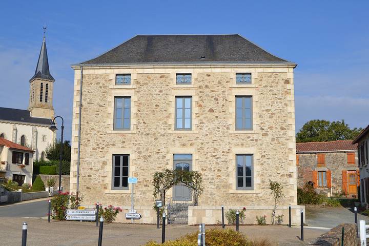 Gîte pour 11 personnes, avec terrasse à Montravers