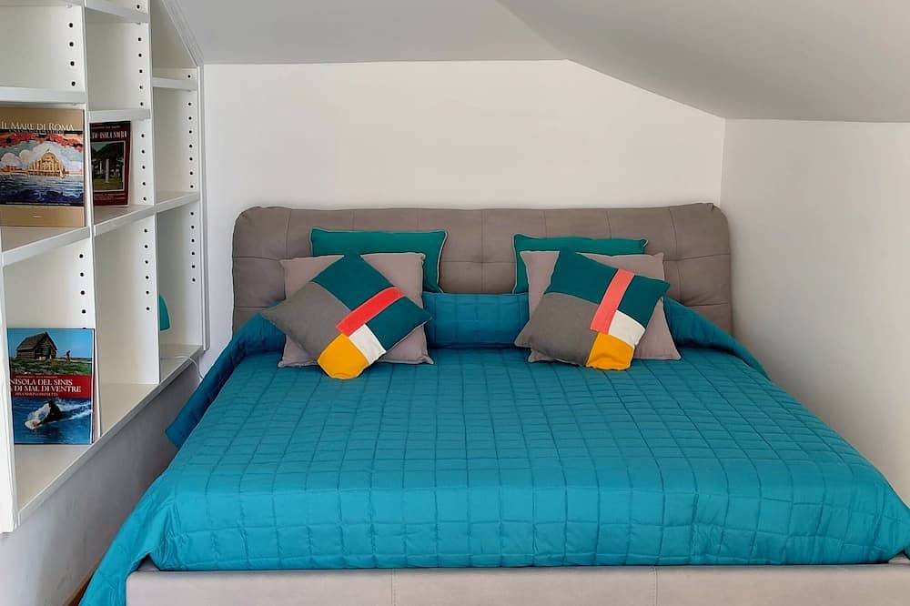 Apartamento entero, Apartment 500 m from the Guardia di Finanza Barracks Between Sky and Sea in Ostia, Roma