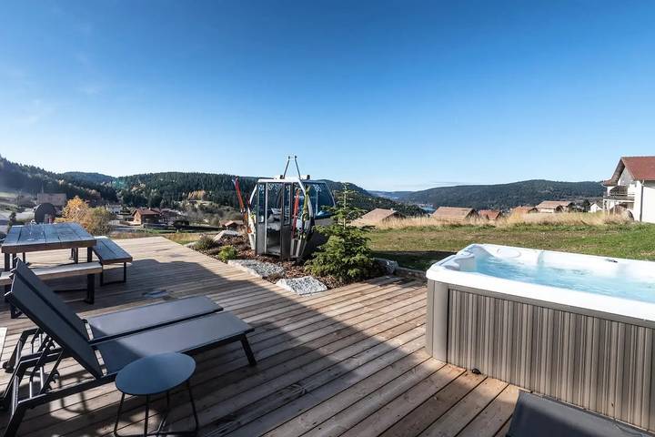 Chalet pour 8 personnes, avec balcon ainsi que jardin et jacuzzi à Gérardmer