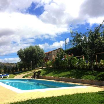 Maison de campagne pour 7 personnes, avec piscine ainsi que vue et jardin, animaux acceptés dans Riba de Mouro
