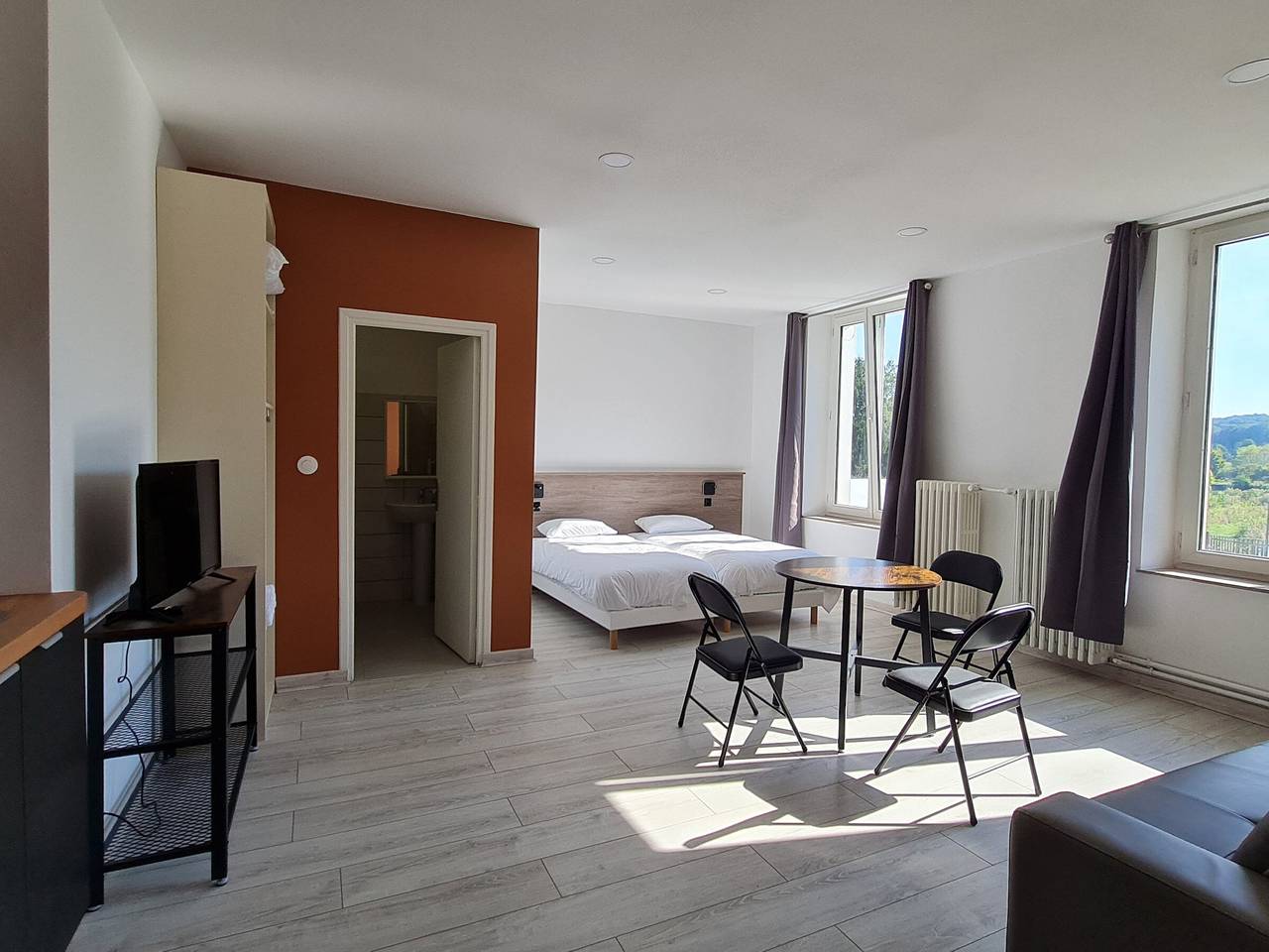Appartement entier, Gîte lumineux 2-4 pers. avec terrasse et restaurant sur place in Lacroix-sur-Meuse, Région de Commercy