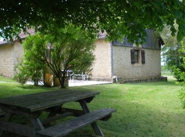 Gîte pour 4 personnes, avec piscine ainsi que terrasse et jardin à Peyzac-le-Moustier