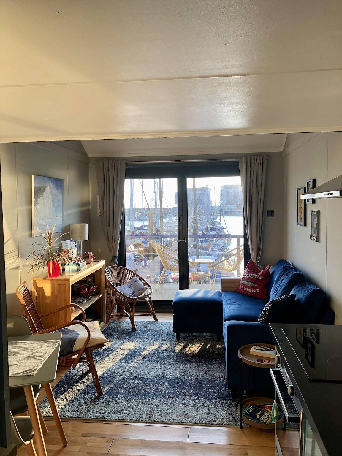 Entire apartment, Brighton Water Cabin with Free Parking in Brighton Marina, Brighton
